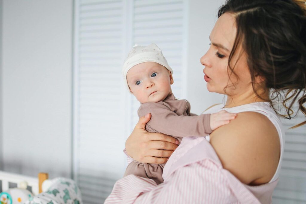 Cómo ayudar a mi bebé a dormir sin brazos