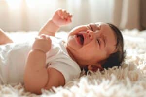 Por qué mi bebé se despierta llorando